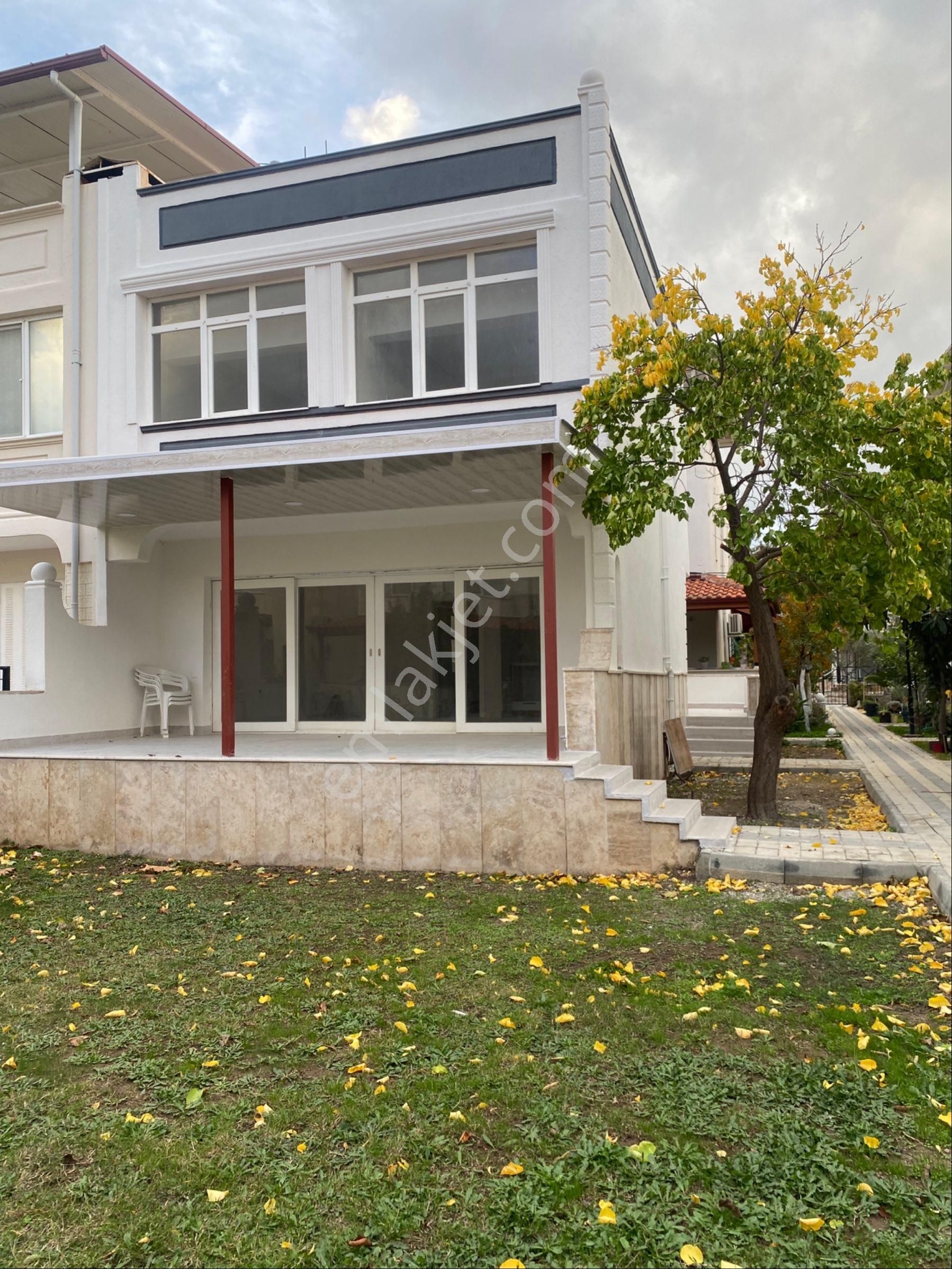 Kuşadası Güzelçamlı Satılık Villa Ycs Emlaktan Acil Satılık Denize 200 Metre Mesafede Villa