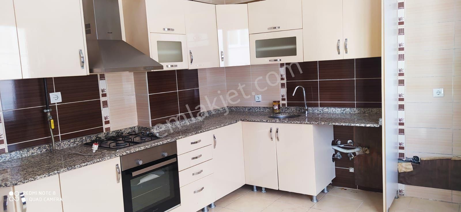 Karaköprü Akpıyar Kiralık Daire Eryavuz Dan Balıkayağı Bulvarında, Merkezi Yerde,3+1 Odalı,arakat,180 Metrekar,uygun Daire,