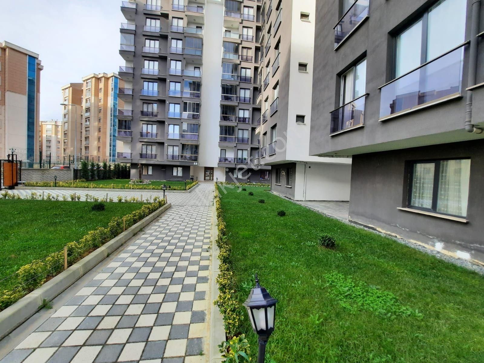 Çekmeköy Taşdelen Satılık Daire Çekmeköy Taşdelen Mahallesinde Site İçerisinde Satılık 2+1 95m2 Arakat Daire