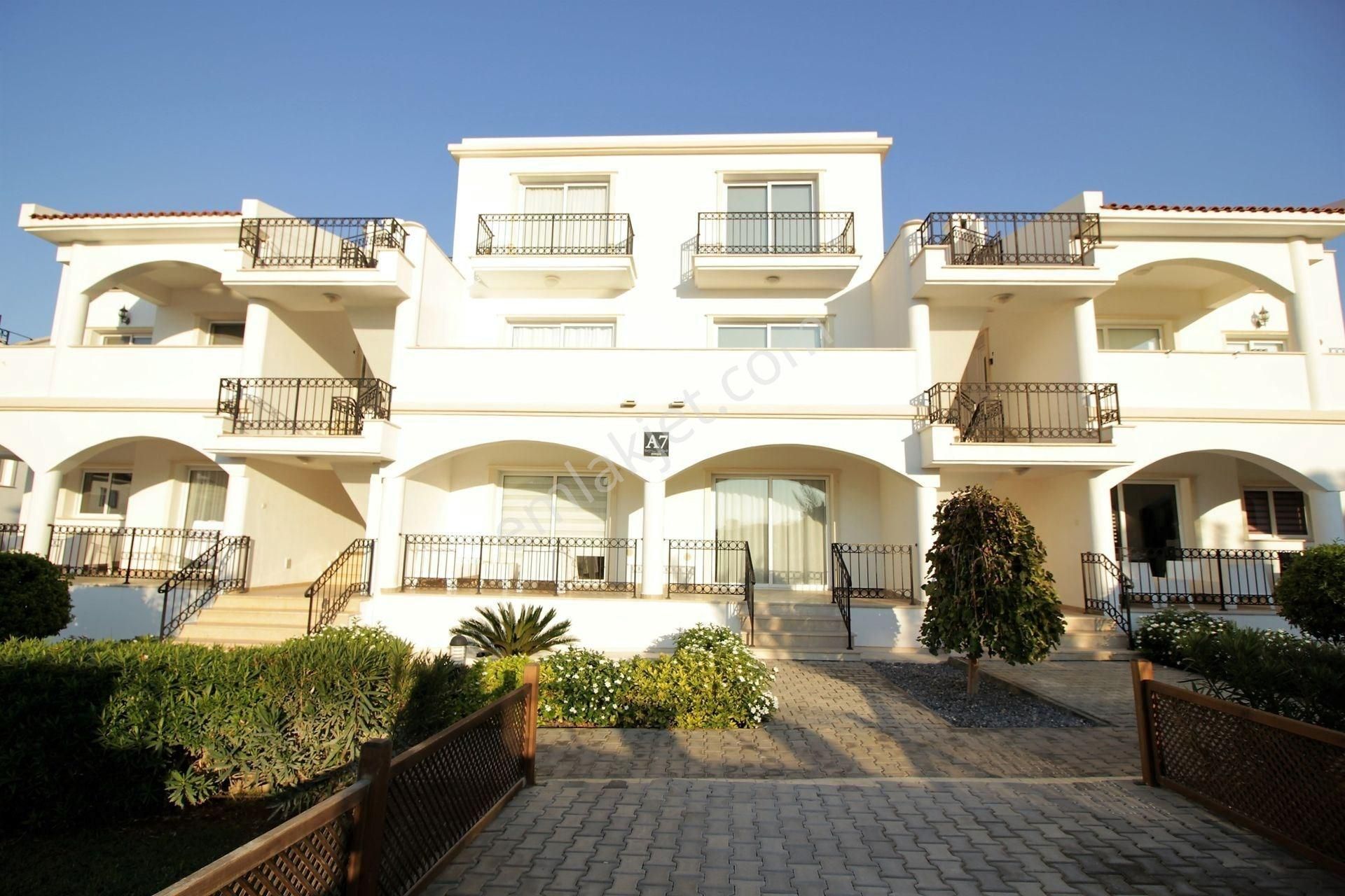 Girne Aşağı Girne Satılık Daire Kıbrıs, Girne'de Sea Magıc Park Satılık 1+1 Penthouse