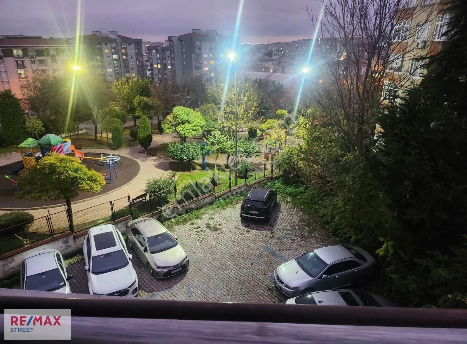 Küçükçekmece Halkalı Merkez Satılık Daire Özlem Kaya Remax Street Küçükçekmece Ortadoğu Sitesnde 3+1