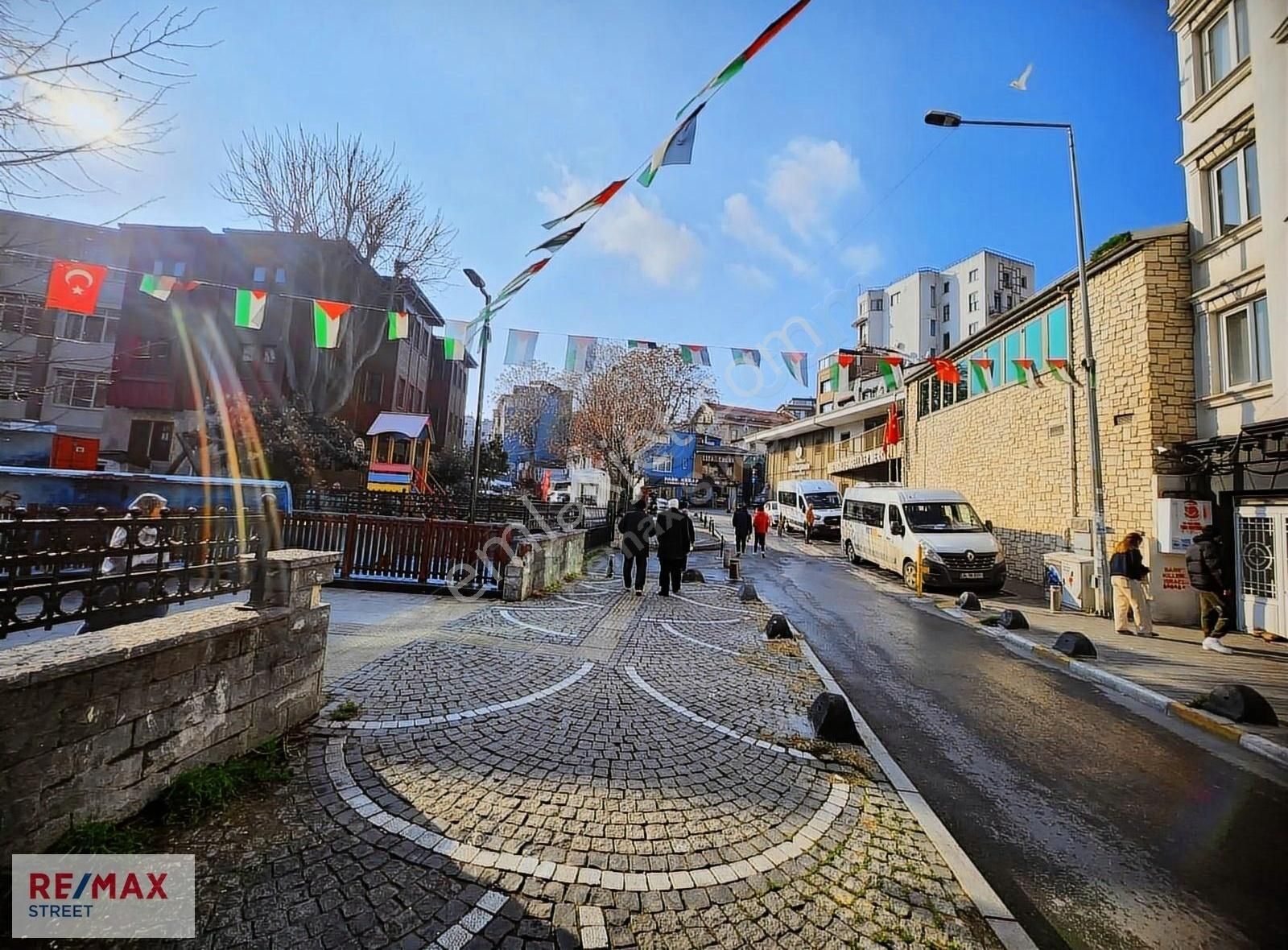 Beyoğlu Tomtom Satılık Daire Özlem Kaya Remax Satılık Galata Kulesi Yanı Daire 2+1 - Kat 3