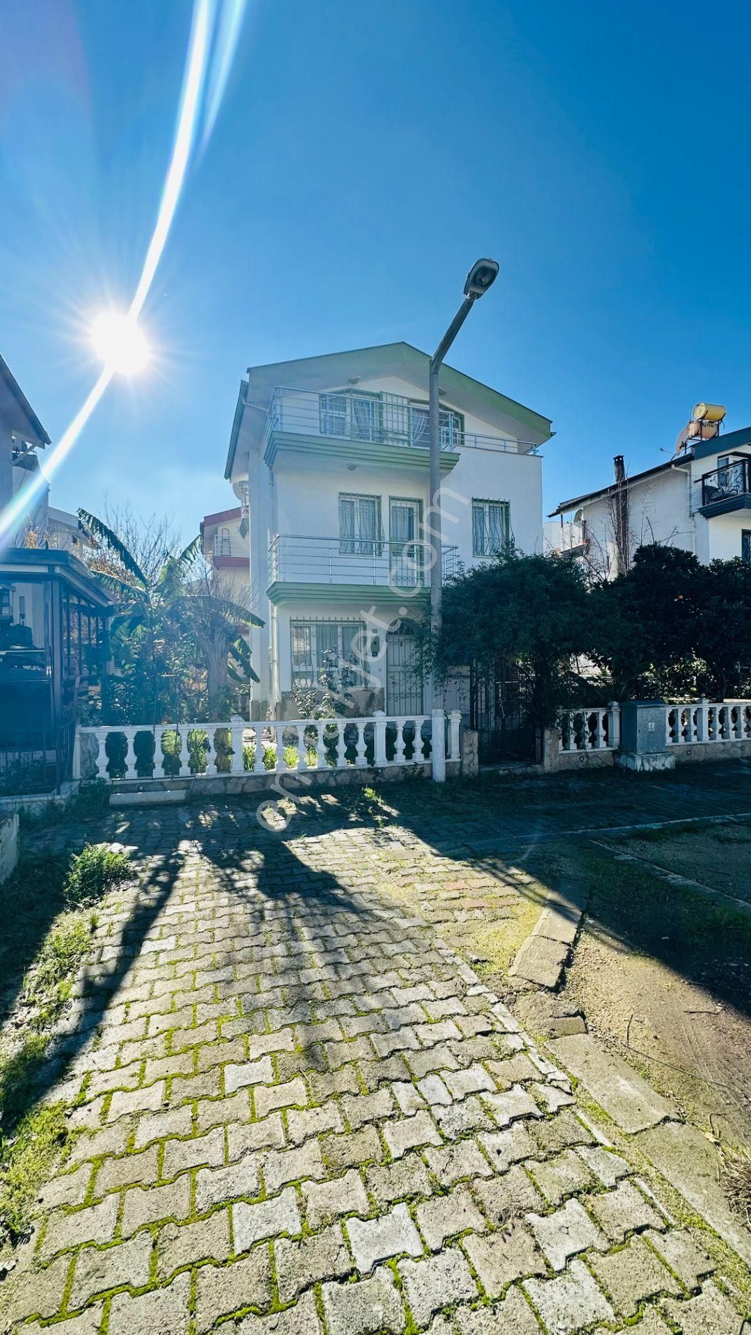 Davutlar Sahil Sitelerinde Denize 300 M Uzakta Satılık 4+1 Villa