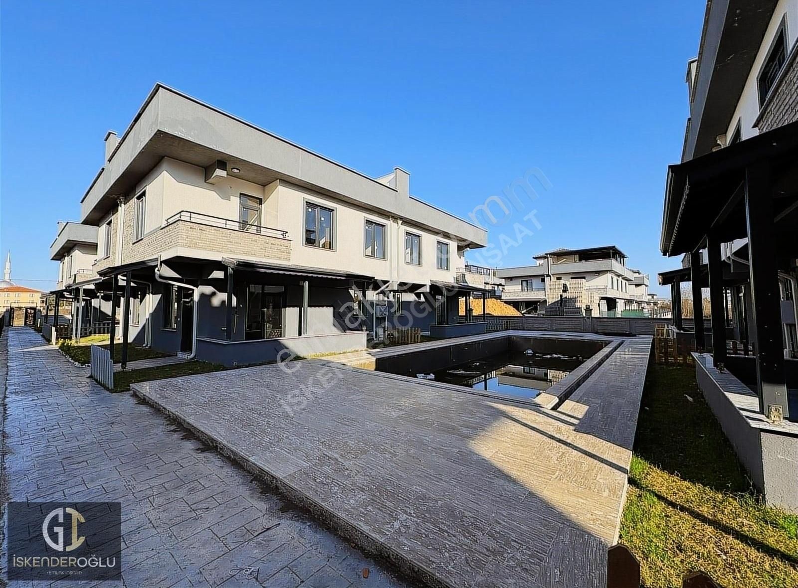 Karasu'nun Nezih Sitesinde Havuzlu Ve Teraslı 3+1 Sıfır Villa