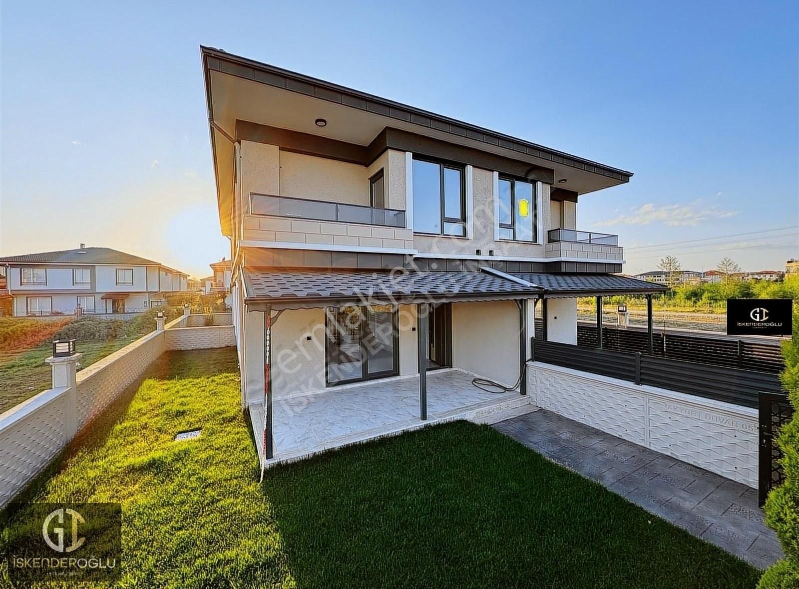 &karasu'da Müstakil Bahçeli Merkezi Lokasyonda 3+1 Fırsat Villa& - Görsel 2