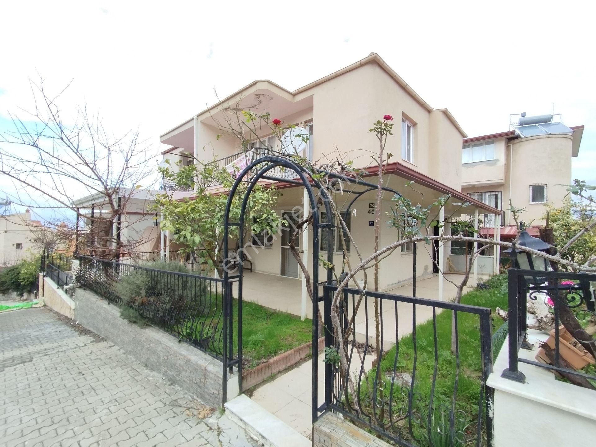 Kuşadası Karaova Satılık Villa Havuzlu Site Dublex 3+1 Bahçeli Villa