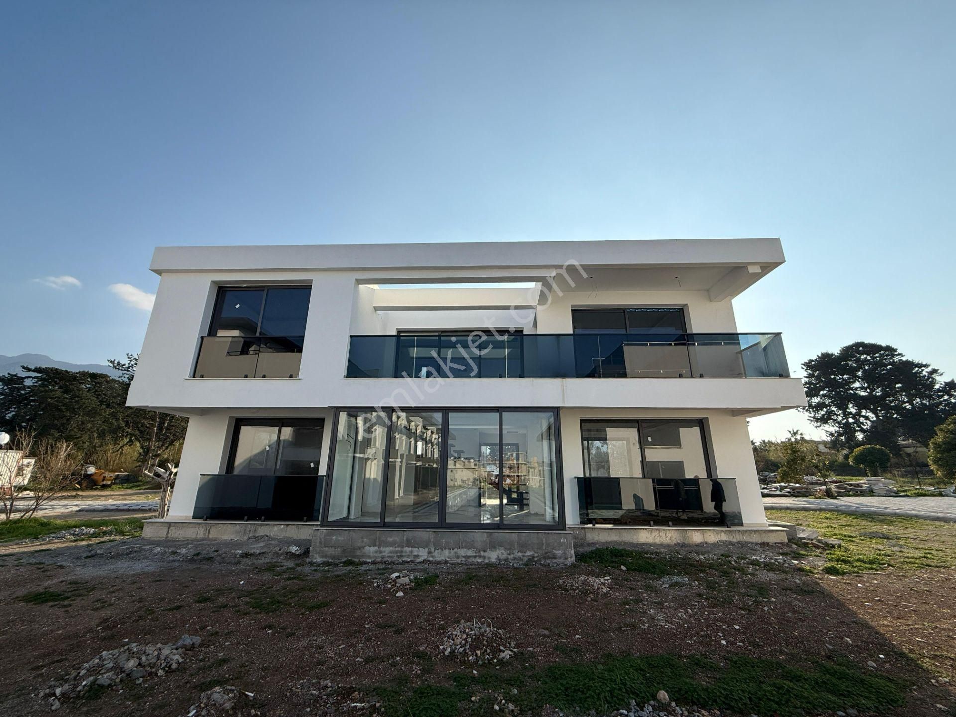 Girne Karşıyaka'da Harika Özel Bahçeli Ve Havuzlu Muhteşem 3+1 Satılık Villa !! - Görsel 2
