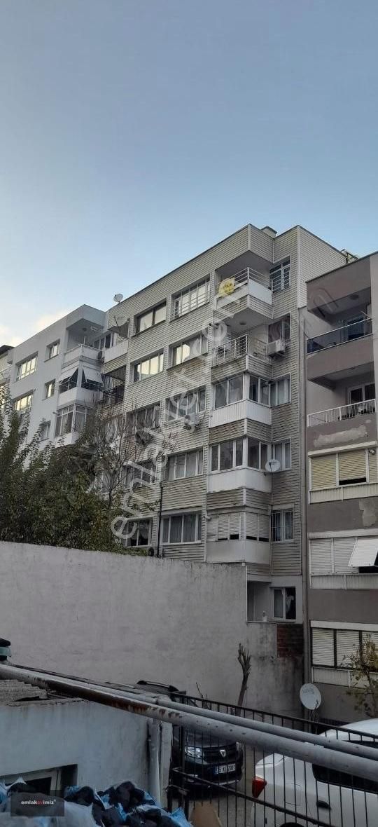 Konak Güzelyalı Satılık Daire Güzelyalı'da 2+1 Sahile Metroya Yakın Daire