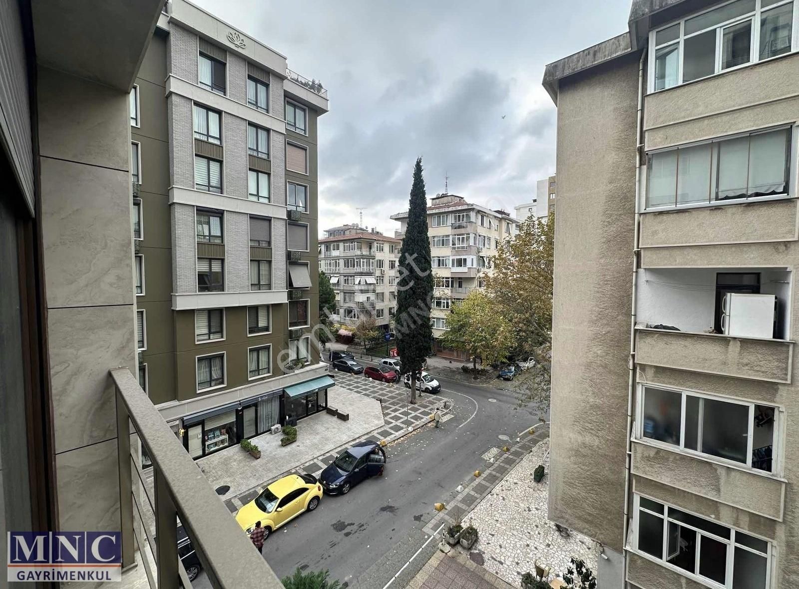 Kadıköy Suadiye Satılık Daire Suadiye'de Güvenlikli Yüzme Havuzlu Sitede 2+1 Tek Yetkili