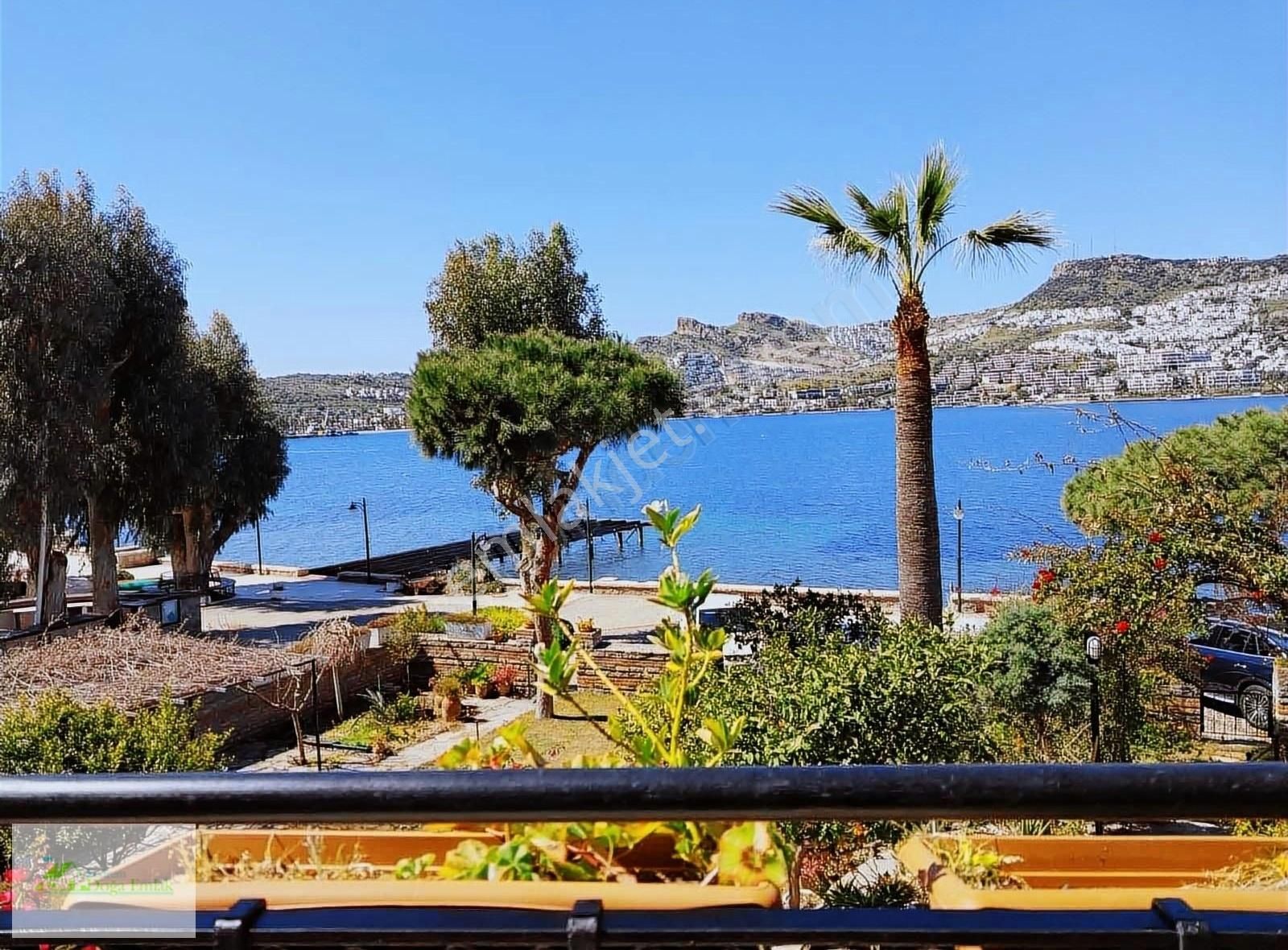 Bodrum Küçükbük Kiralık Villa Gündoğan'da Denize Sıfır İskeleli Sitede En Ön Sıra Dubleks