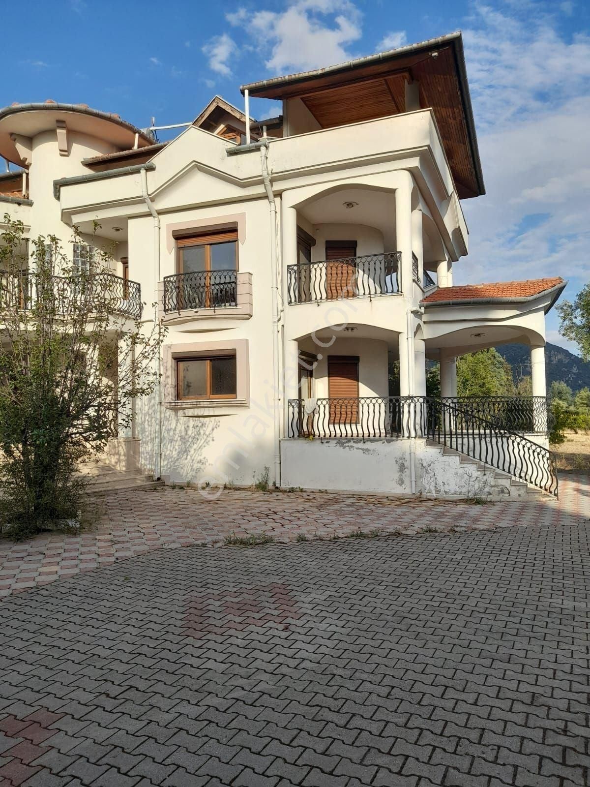 Köyceğiz Yangı Satılık Villa Köyceğiz Yangı Mah. Satılık 43800 M2 Arazi Ve Villa