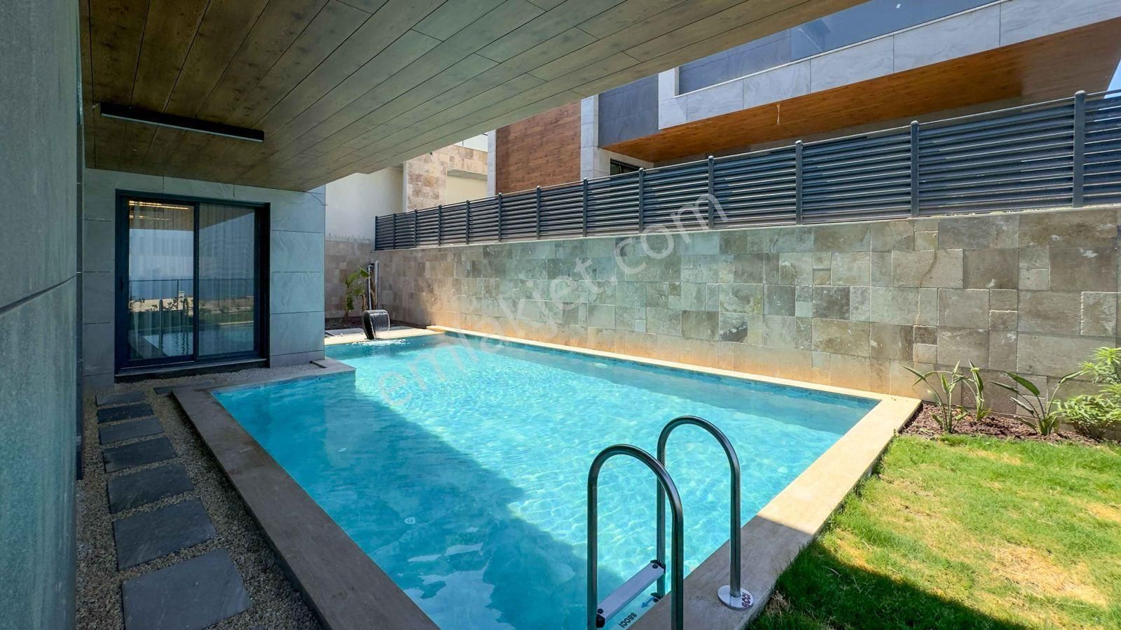 Kuşadası Kadınlar Denizin'de Ultra Lüks 4+1 Satılık Villa - Görsel 3