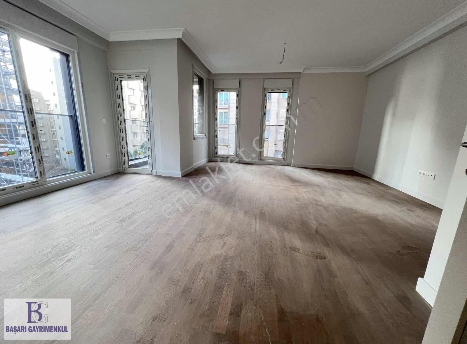 Kadıköy Caddebostan Satılık Daire Başarı Tek Yetkli Caddebostan Sahilde 130 M2 3+1 Balkonlu Sıfır