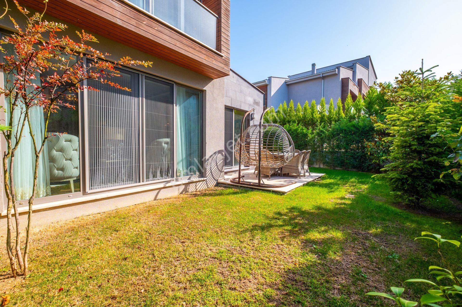 Asmalı Bahçeşehir'de Geniş Bahçeli Satılık 4+1 Müstakil Villa