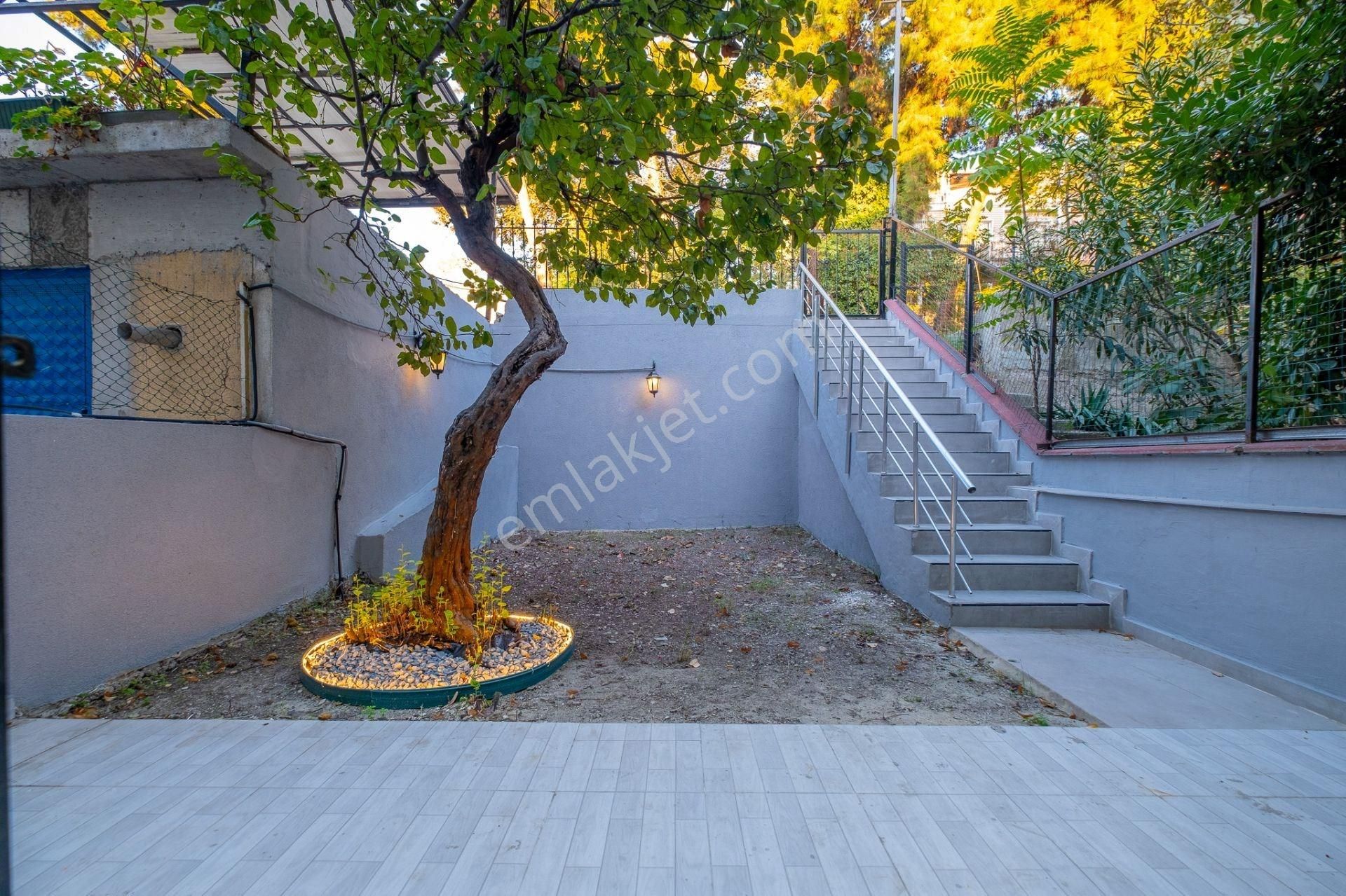 Basınköy Sitesi Florya'da Tamamen Yenilenmiş Satılık 4+2 Villa