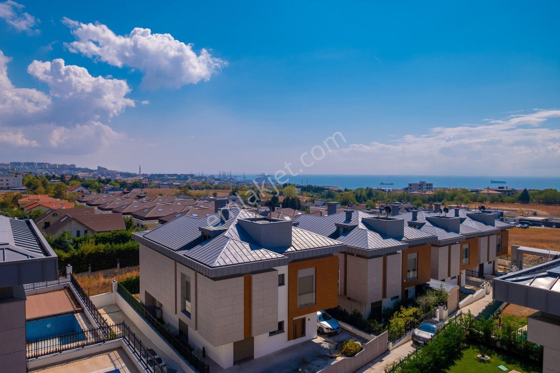 Beylikdüzü Dereağzı Satılık Villa Alya Bella Projesin'de 9+2 Full Deniz Manzaralı Havuzlu Satılık