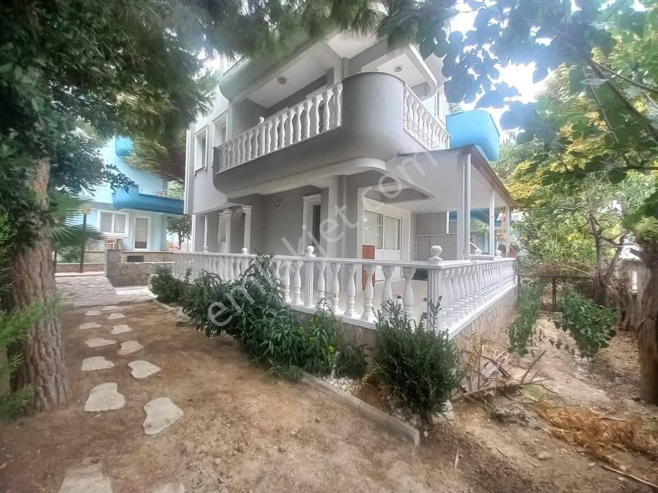 Kuşadası Yavansu Satılık Villa Kuşadası Yavansuda Köşe Konumda Geniş Bahçeli Havuzlu Sitede 3+1 Villa