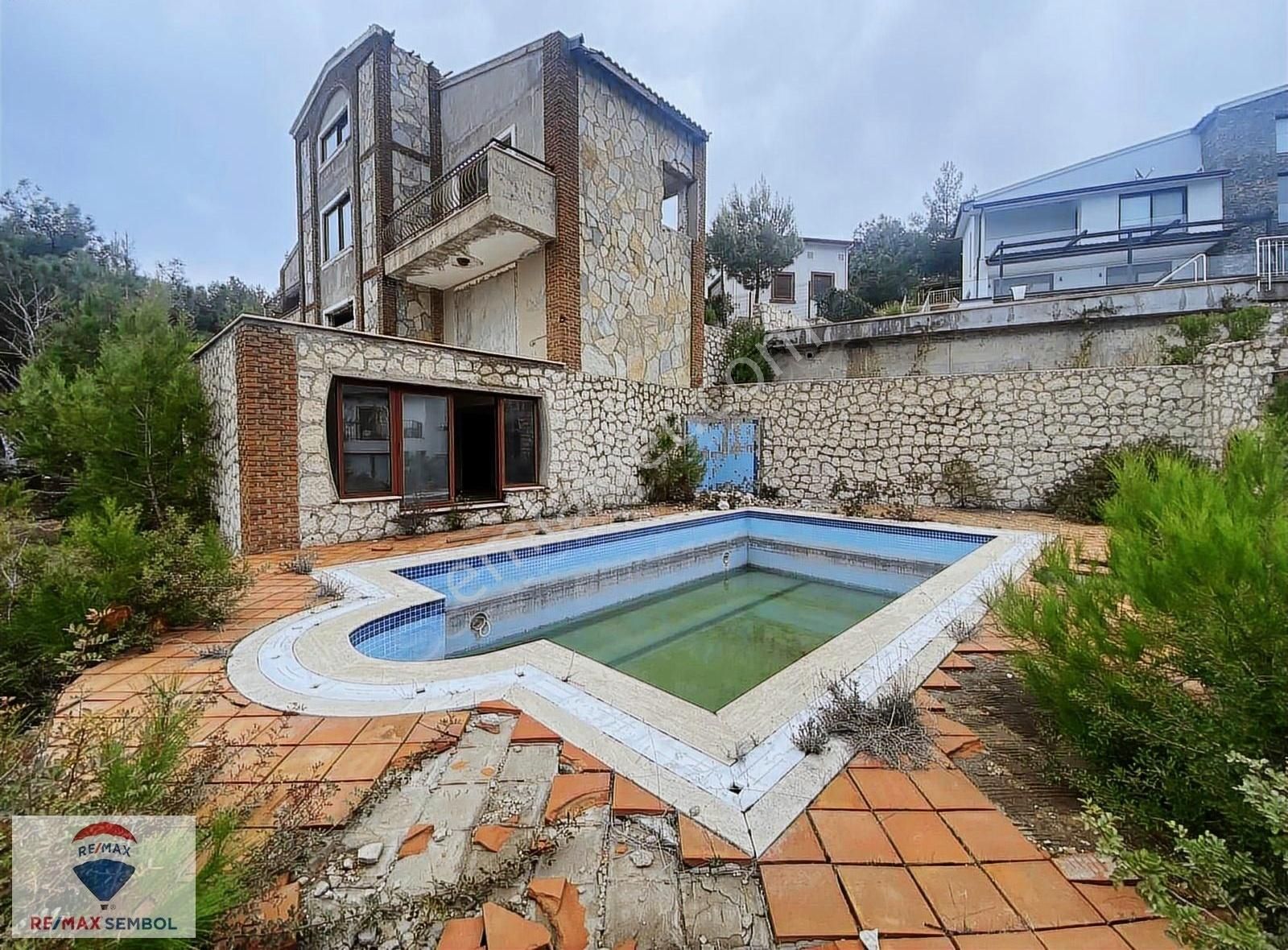 Urla Kalabak Satılık Villa Urla Çamkoza Sitesi 1146 M2 Arsa İçerisinde Geniş Satılık Villa