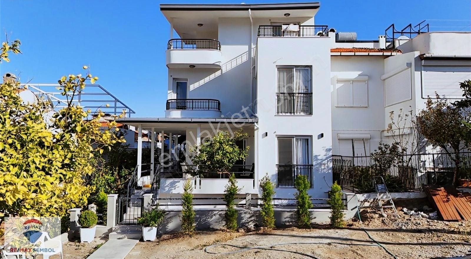 Urla Gülbahçe Satılık Villa Urla Gülbahçede 5+1 Satılık Tripleks Villa