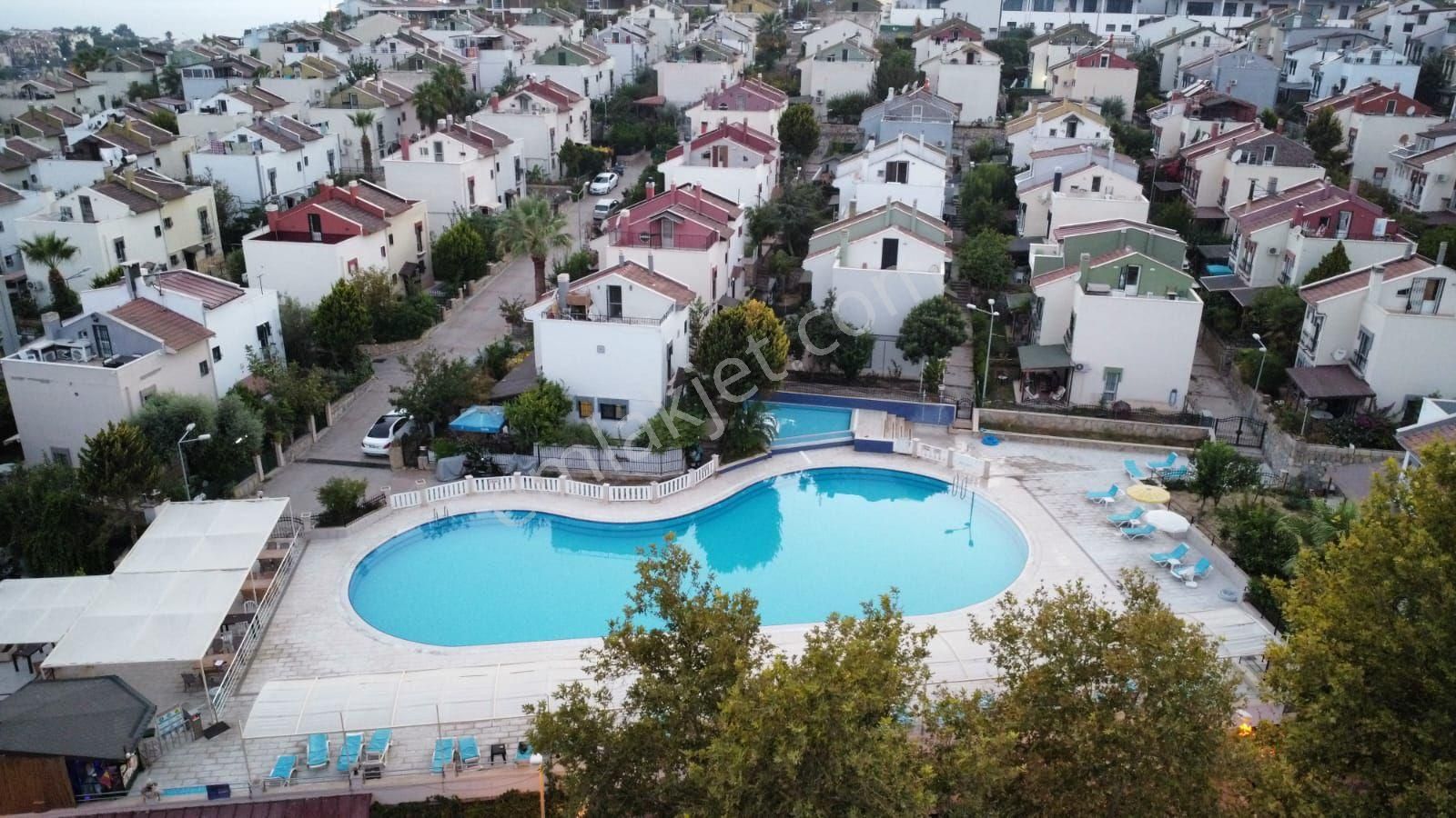 Kuşadası Kadınlar Denizi Satılık Villa Acill Satılık Kadınlar Denizinde Havuzlu Güvenlikli Site İçerisinde 4+1 Bahçeli Villa