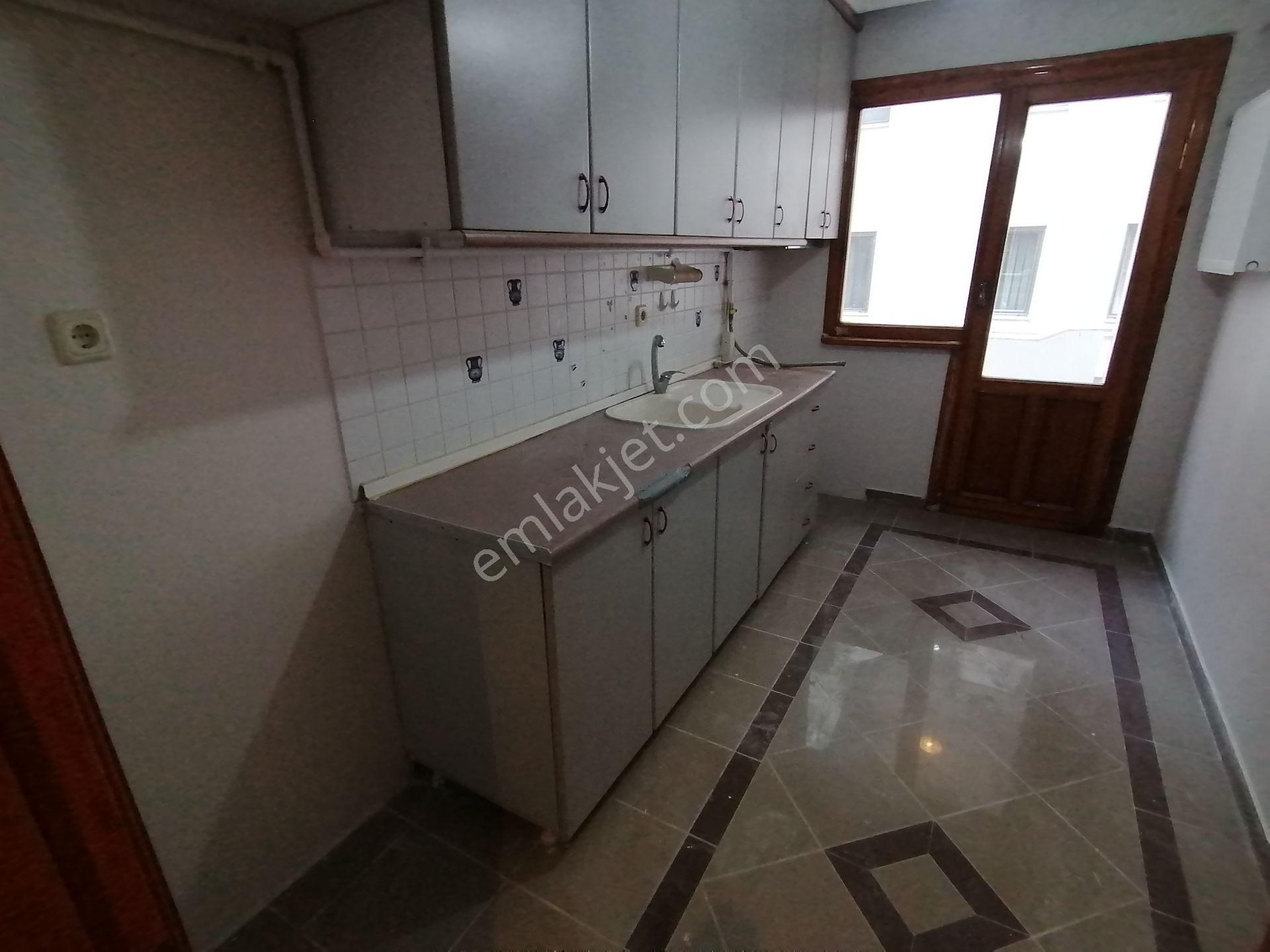 Bakırköy Zuhuratbaba Kiralık Daire Mukadder Selimden B.köy Z.babada 1.kat 140m2 Asansörlü 27.28 Yıılık 3+1 Kiralık Kat