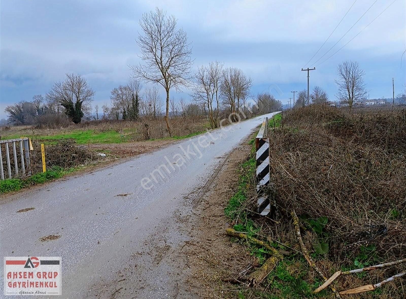 Adapazarı İlyaslar Satılık Tarla İlyaslarda Evlerin Dibinde Yol Kenarı 1.620 M2 Satılık Tarla