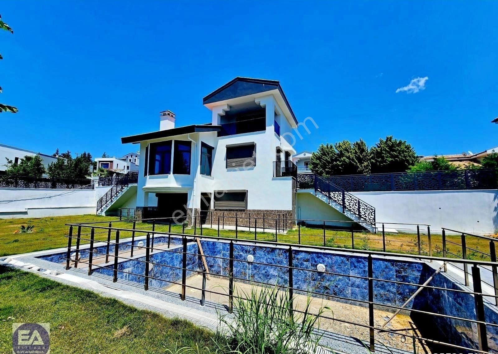 Kuşadası Karaova Satılık Villa Kuşadası Karaova Mahallesinde 1130 M2 Arsa İçinde Havuzlu 5 Oda 2 Salon Villa