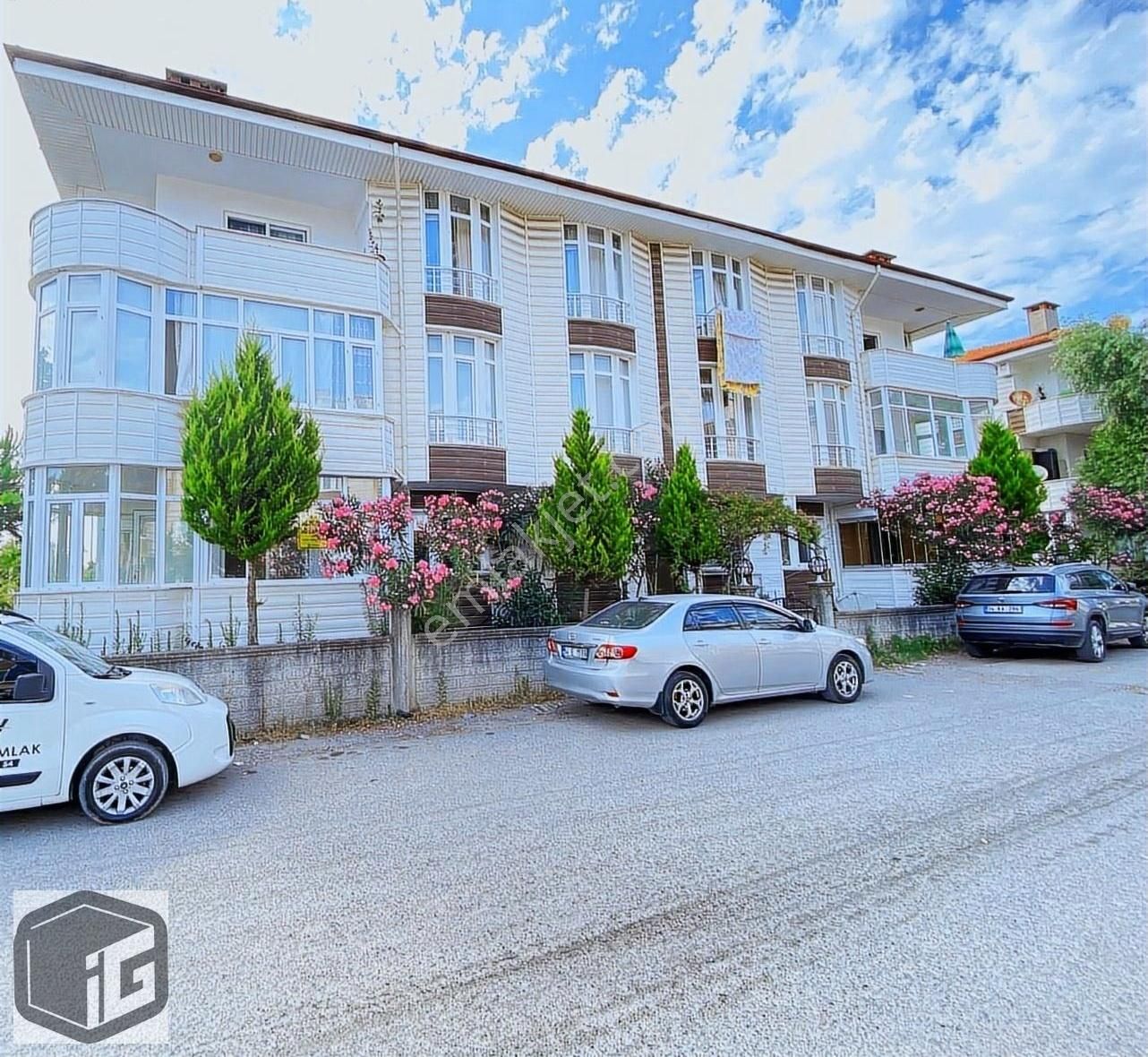 Karasu Merkez'de Mutfak Ayrı Kombi Petekli Bahçeli 2+1 Daire