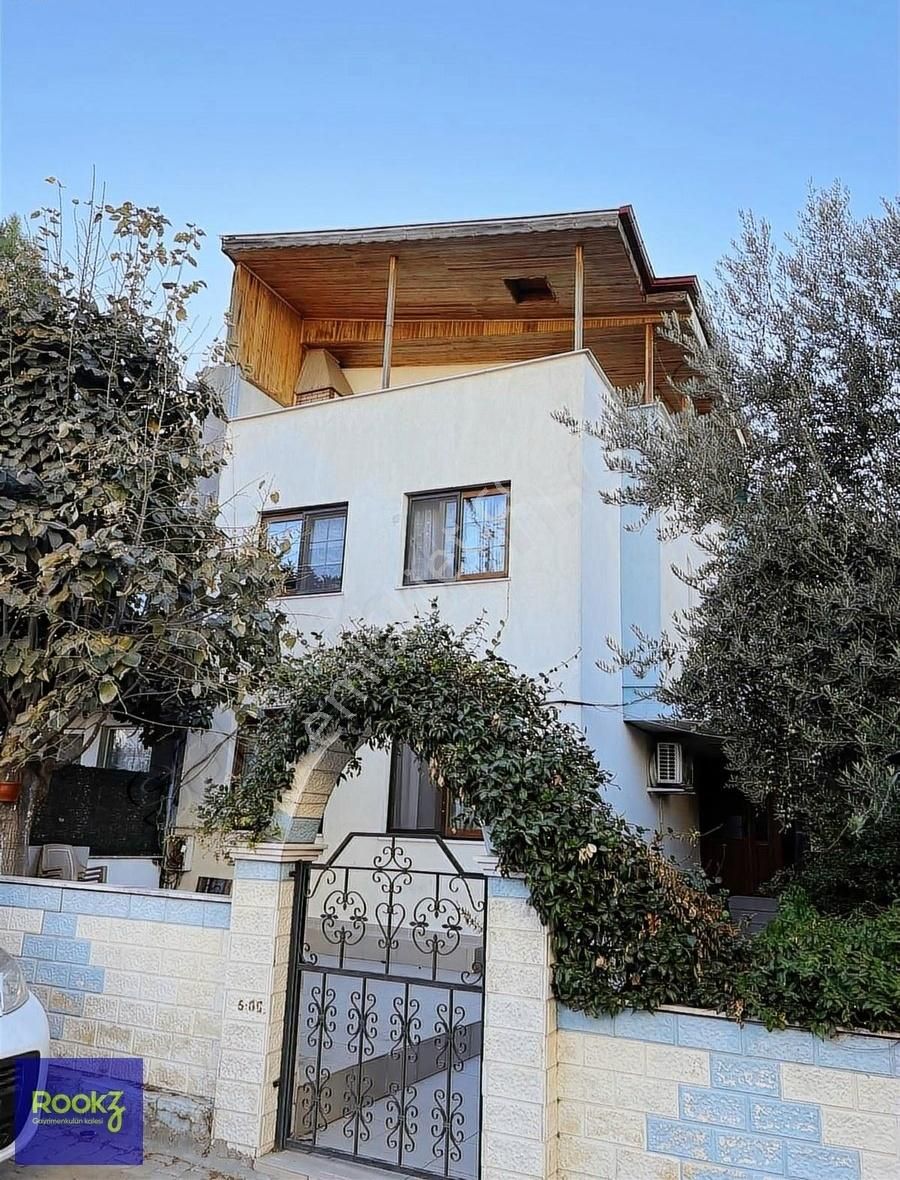 Yunusemre Güzelyurt Satılık Villa Güzelyurt Mahallesi Girne Sitesinde Satılık 4+1