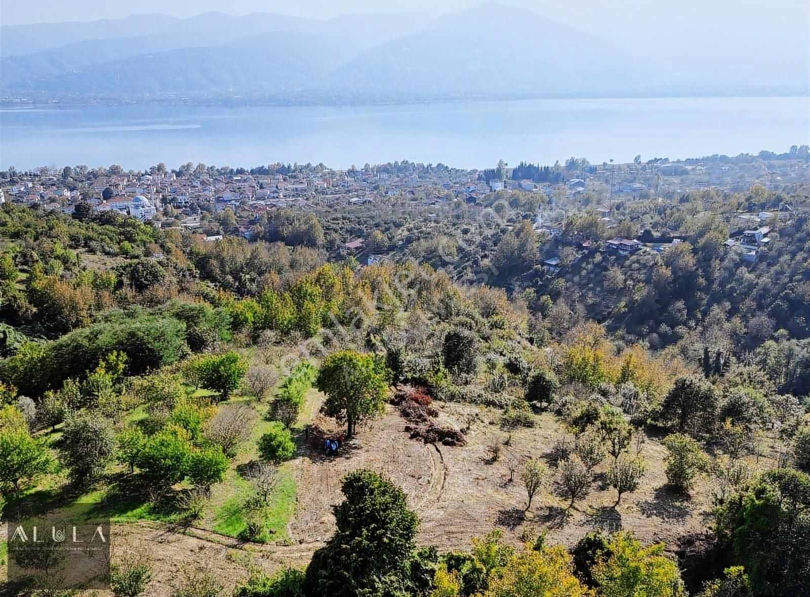 Kartepe Eşme Satılık Villa İmarlı Kartepe Yeni Eşme'de 2.018m2 Satılık İmarlı Göl Manzaralı Arsa.