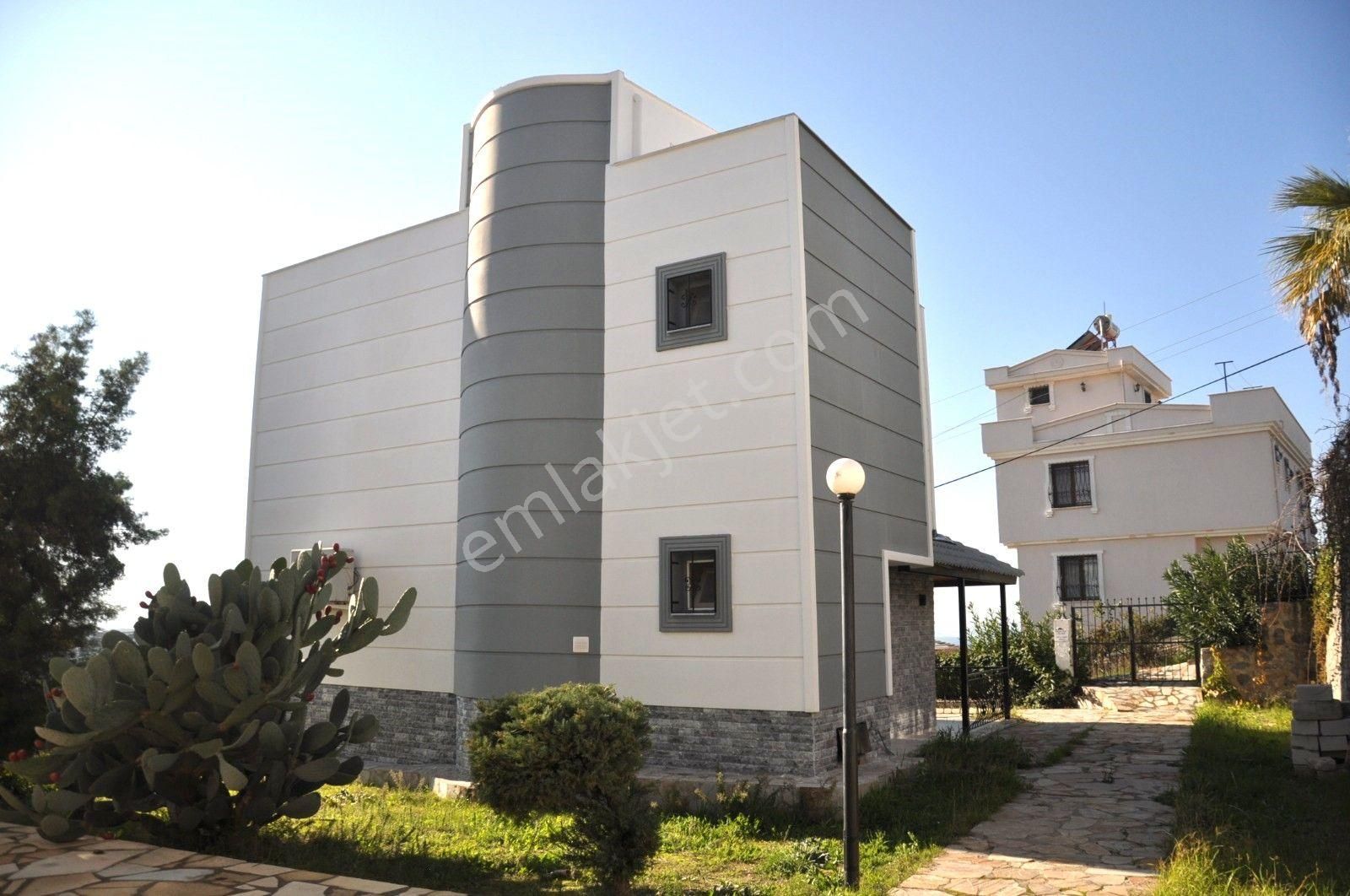 Kuşadası Soğucak Satılık Yazlık Deniz Manzaralı,müstakil Bahçeli,havuzlu 2+1 Villa