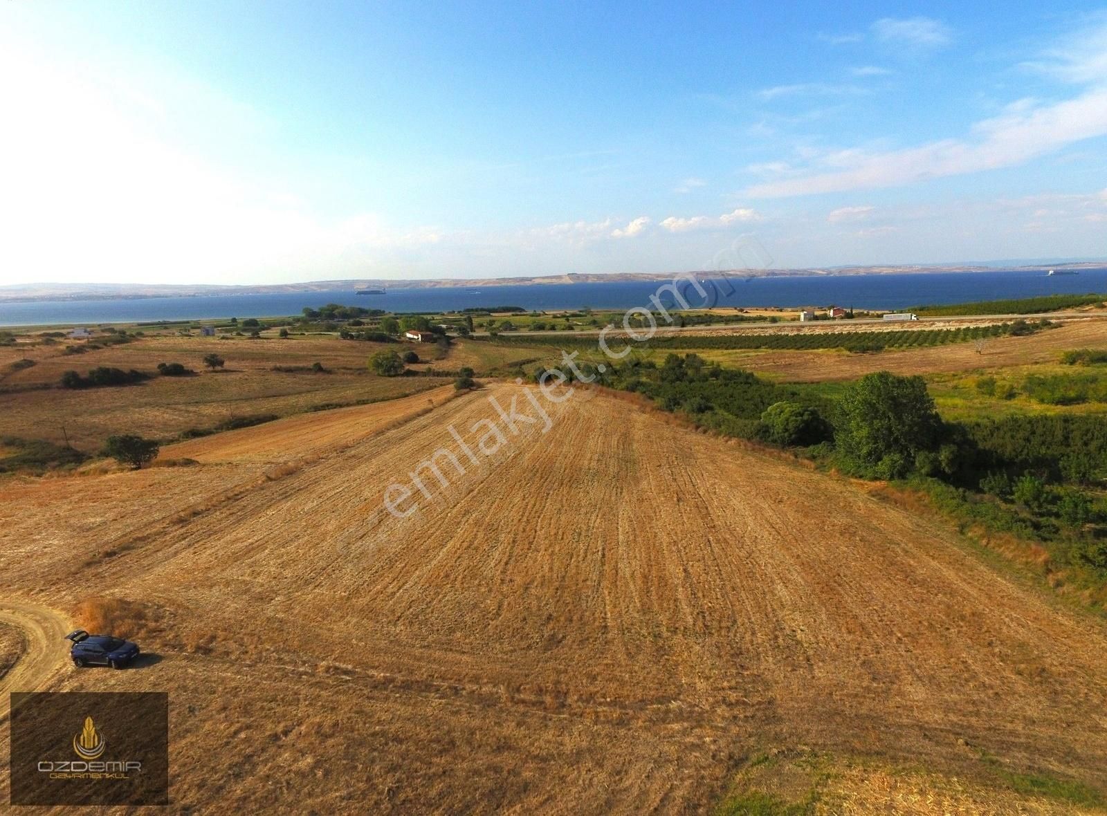 Lapseki Çardak Bld. (Tekke) Satılık Tarla İmar Sınırına 100 Metre Boğaz Manzaralı Kazandıracak Büyük Arazi