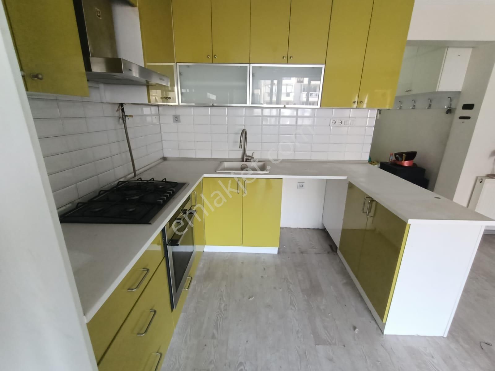 Bostanlı'nın Merkezinde 3+1 Bulvar Cepheli Asansörlü Daire