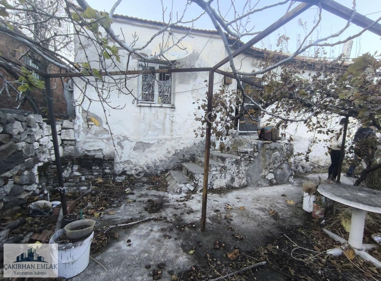 Aliağa Aşağışakran Satılık Müstakil Ev Aşağışakran Köy Merkezinde Satılık Bahçeli Köy Evi