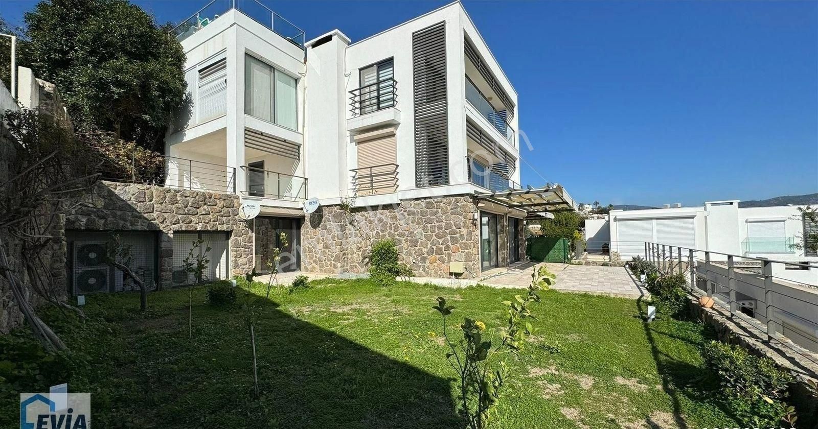 Bodrum Gümbet Satılık Daire Bodrum Bitez Asarlık Bölgesinde Özel Plajlı Sitede Bahçe Kullanımlı Satılık Dubleks Daire