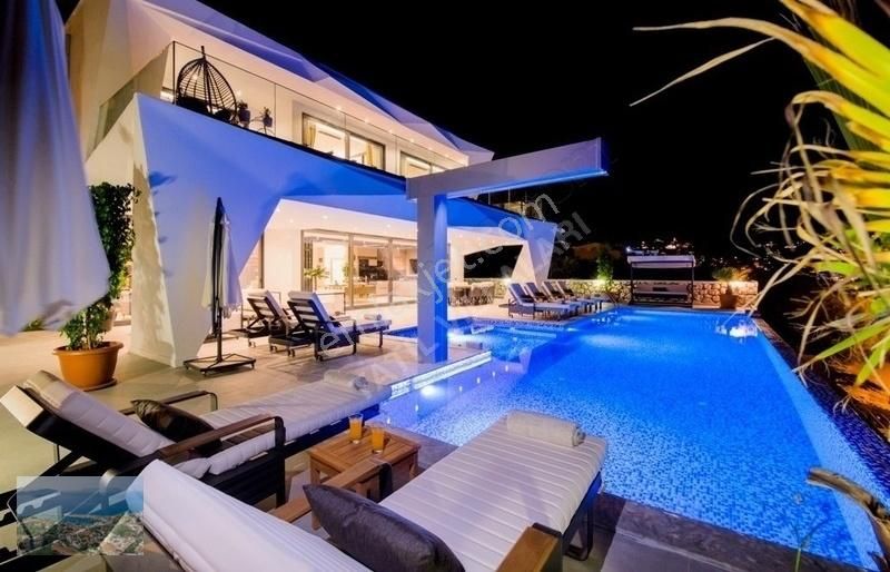 Kalkan Merkezde Lüks Deniz Manzaralı Satılık Villa - Görsel 22