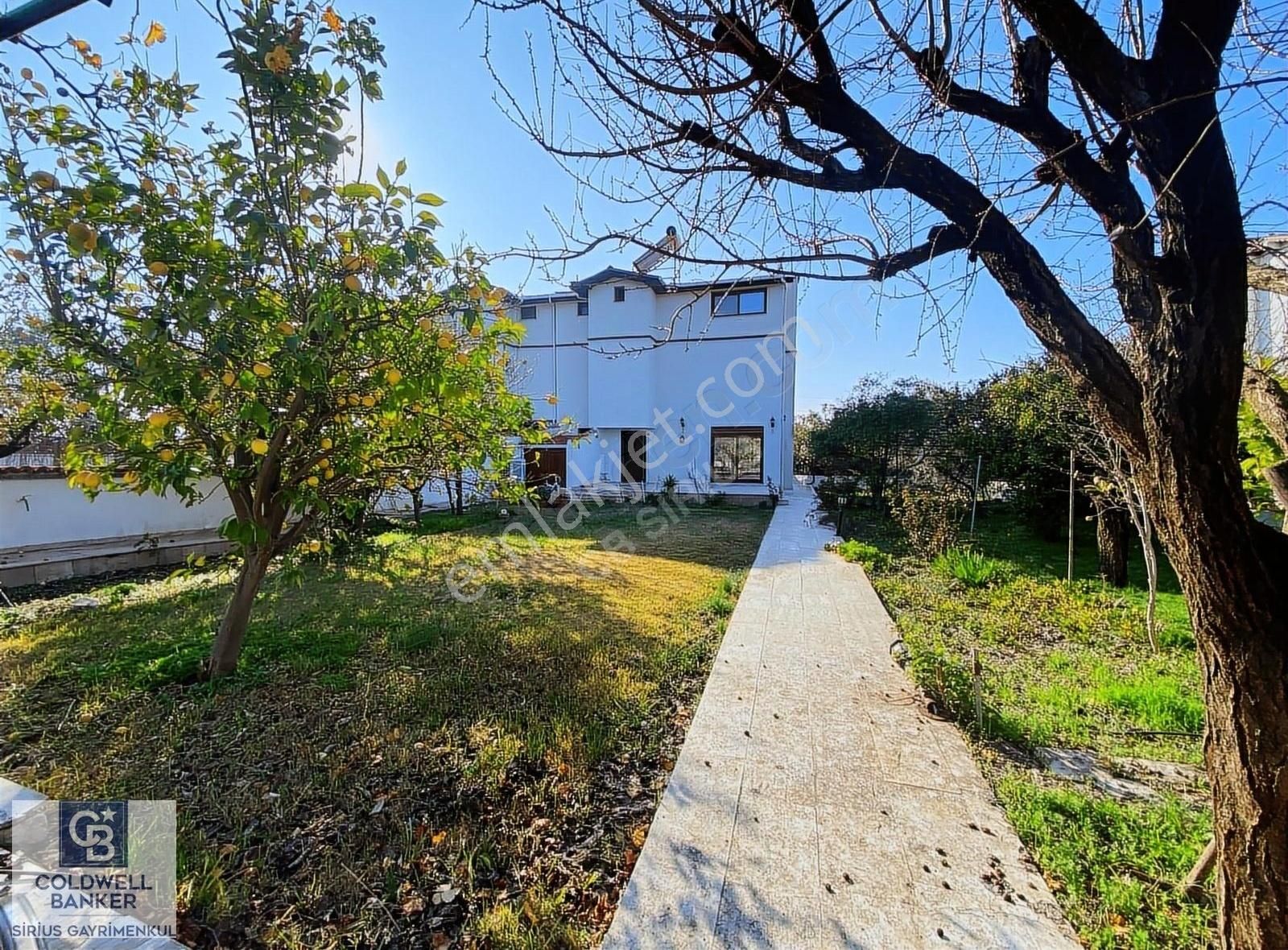 Urla Özbek Satılık Villa Urla, Özbek, Sahile 50 M. Mesafede Deniz Manzaralı Satılık Villa