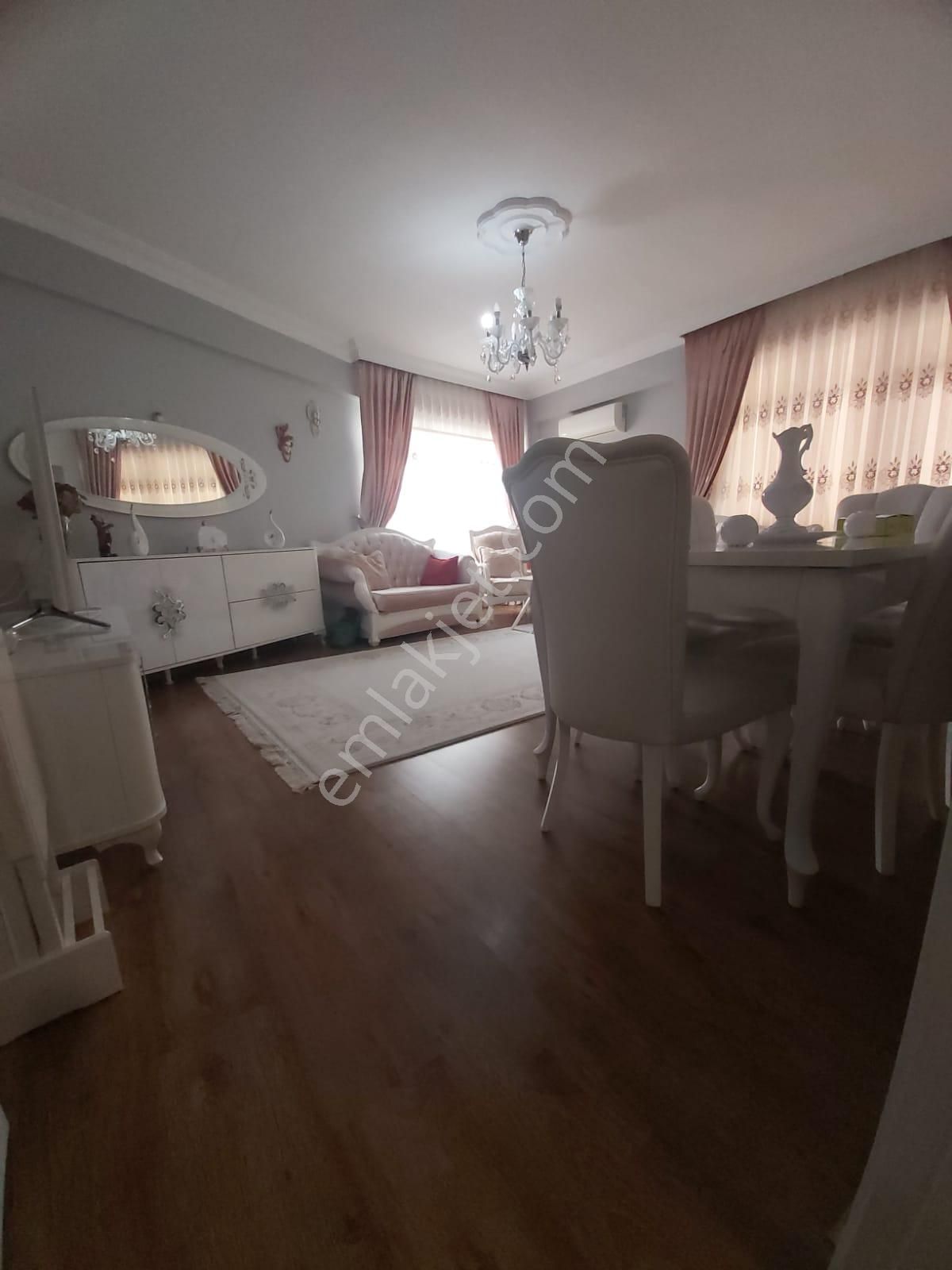 Bahçelievler Soğanlı Satılık Daire Bahçelievler Soğanlı Meydan'da Ana Cadde Üzeri 3+1 130 M2 3.kat Asansörlü Krediye Uygun Daire.