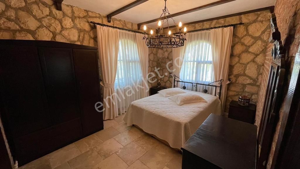 Dedim Yeşiltepede 700 Metre Arsa İçinde Havuzlu Otoparklı Full Eşyalı 5 + 2 Taş Villa - Görsel 24