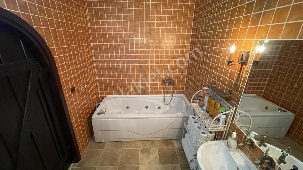 Dedim Yeşiltepede 700 Metre Arsa İçinde Havuzlu Otoparklı Full Eşyalı 5 + 2 Taş Villa - Görsel 26