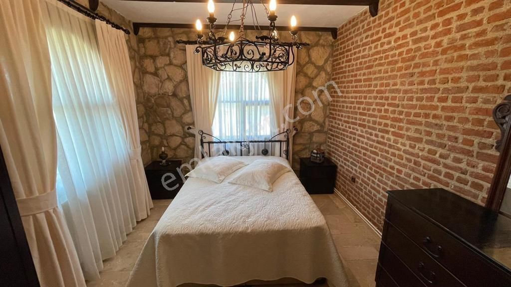 Dedim Yeşiltepede 700 Metre Arsa İçinde Havuzlu Otoparklı Full Eşyalı 5 + 2 Taş Villa - Görsel 18