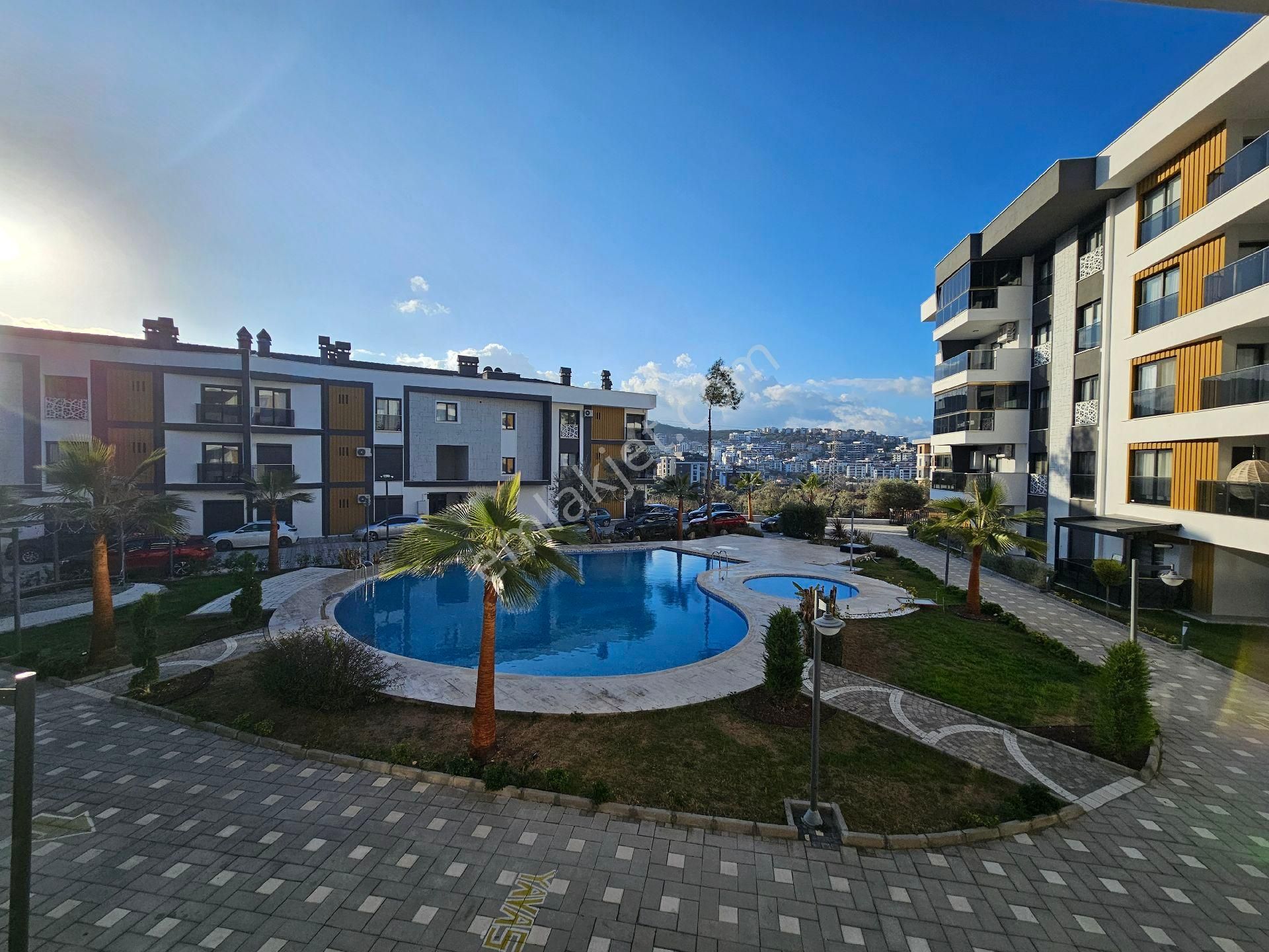 Kuşadası İkiçeşmelik Satılık Daire Kuşadası Merkezde Site İçerisinde 1+1 Satılık Daire