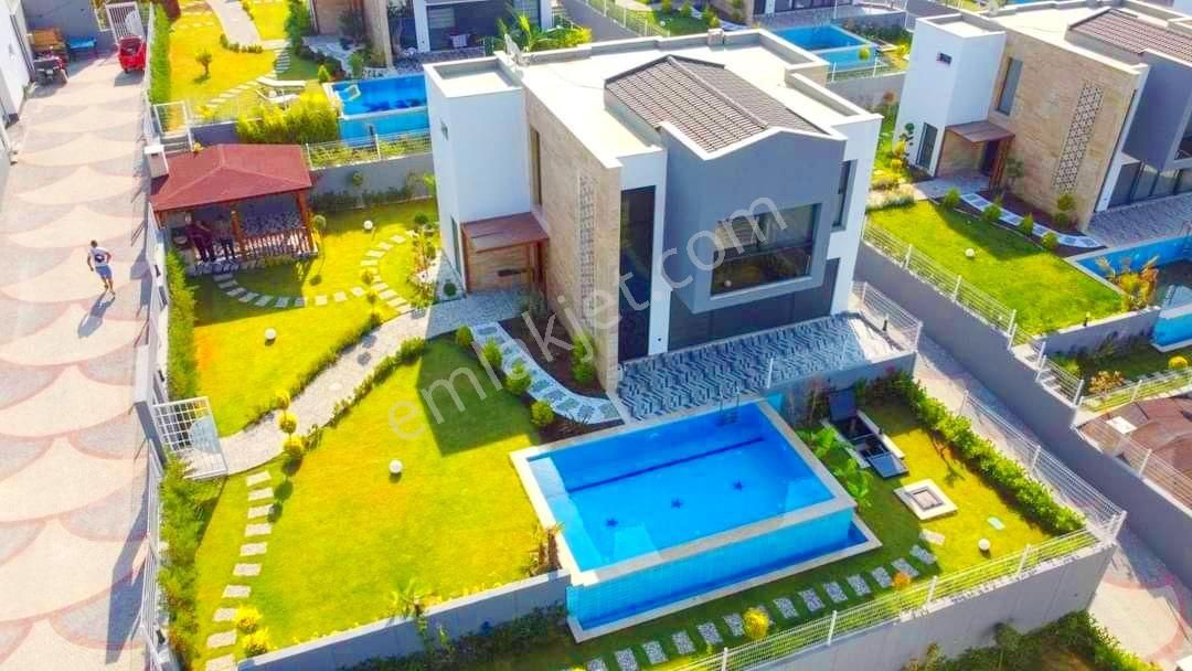 Kuşadası Soğucak Satılık Villa Kapalı Otopark-500m2 Arsa Payı-4+1 Özel Havuz Müstakil Villa