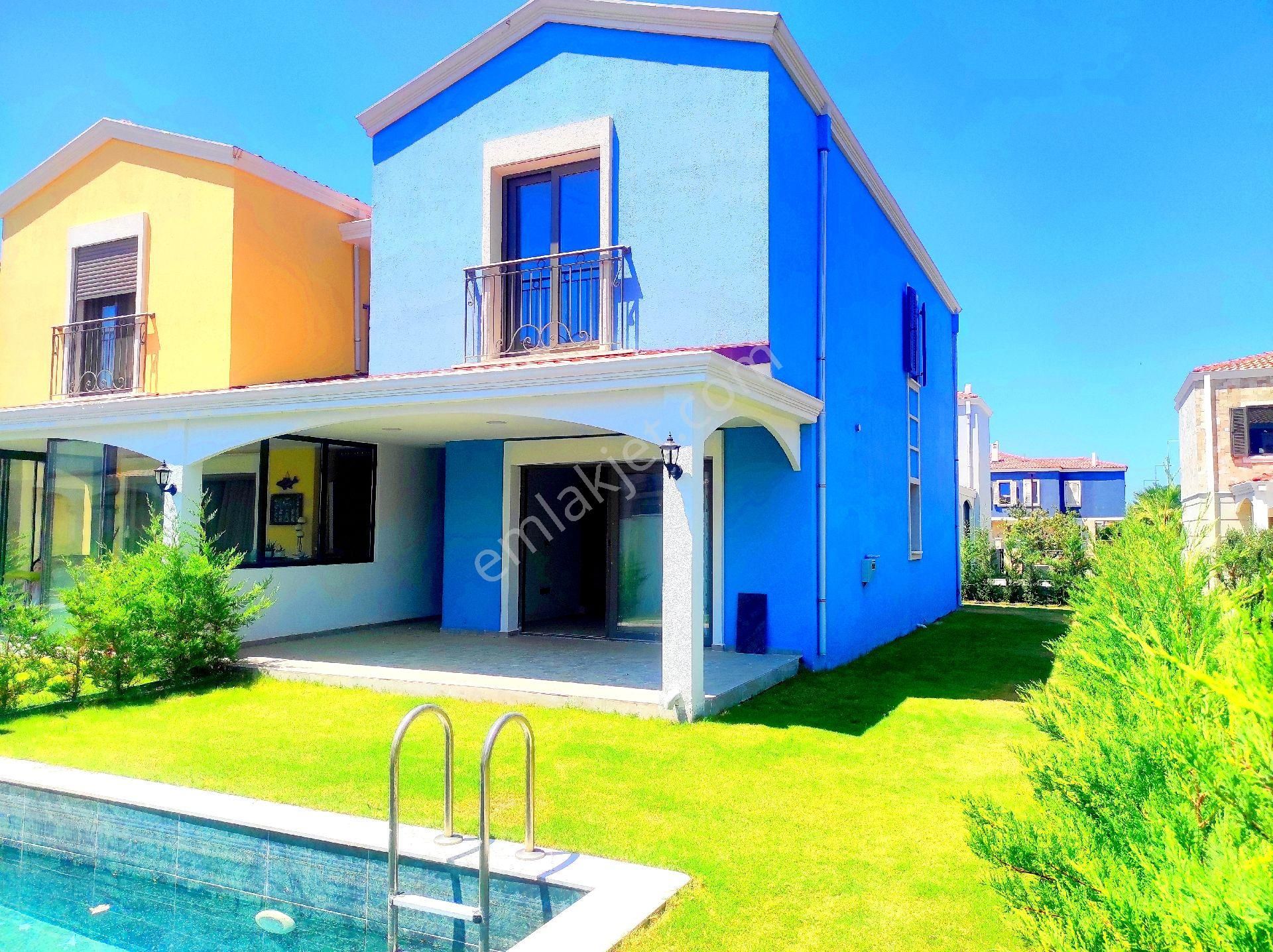 Kuşadası Karaova Satılık Villa Sahil Bölgesi 4+1 Özel Havuzlu Villa