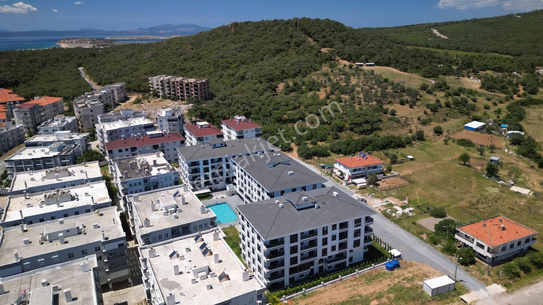 Ayvalık Sarımsaklı'da Havuzlu Site İçinde Satılık 1+1 Daire
