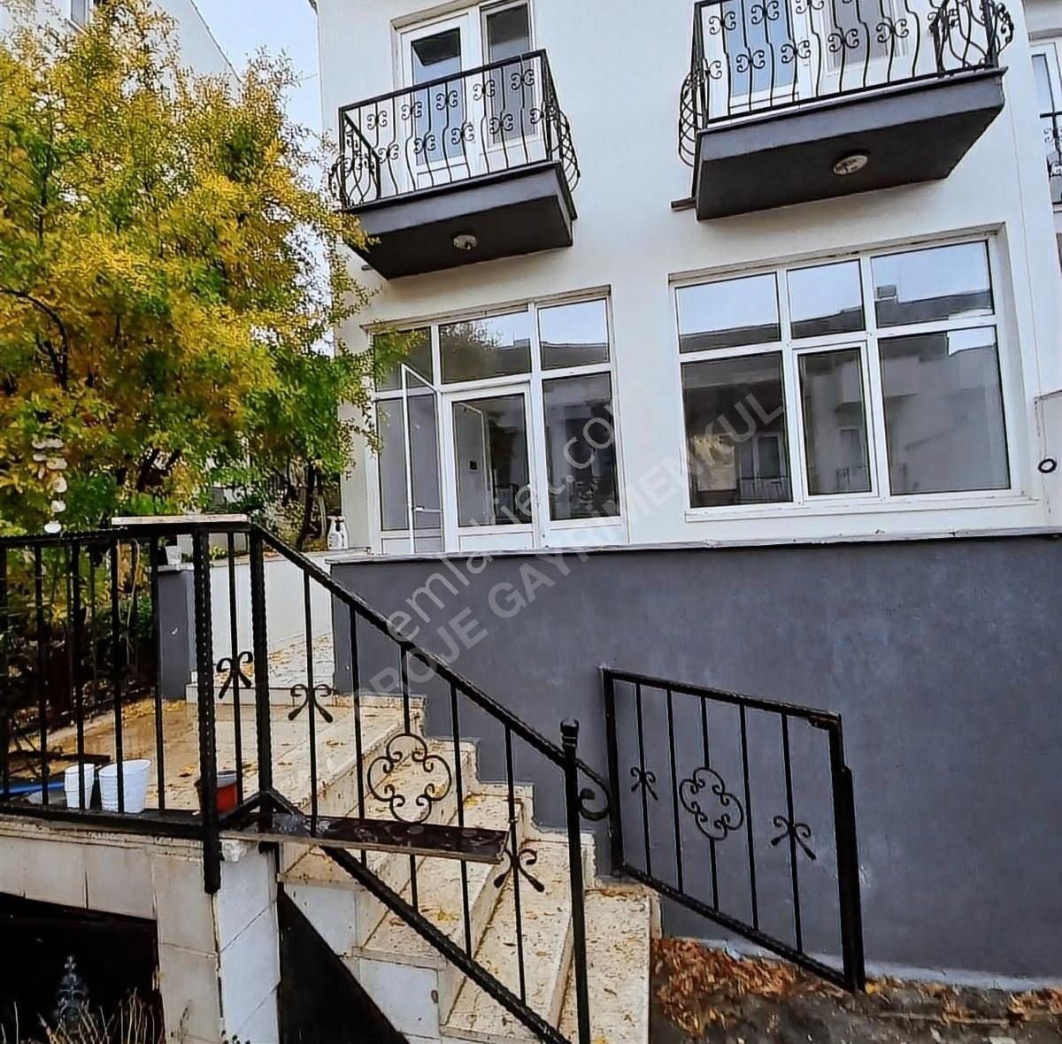 Ayvacık Küçükkuyu Bld. (Gökçetepe) Kiralık Villa Küçükkuyu Merkezde Deniz Manzaralı Site İçersinde