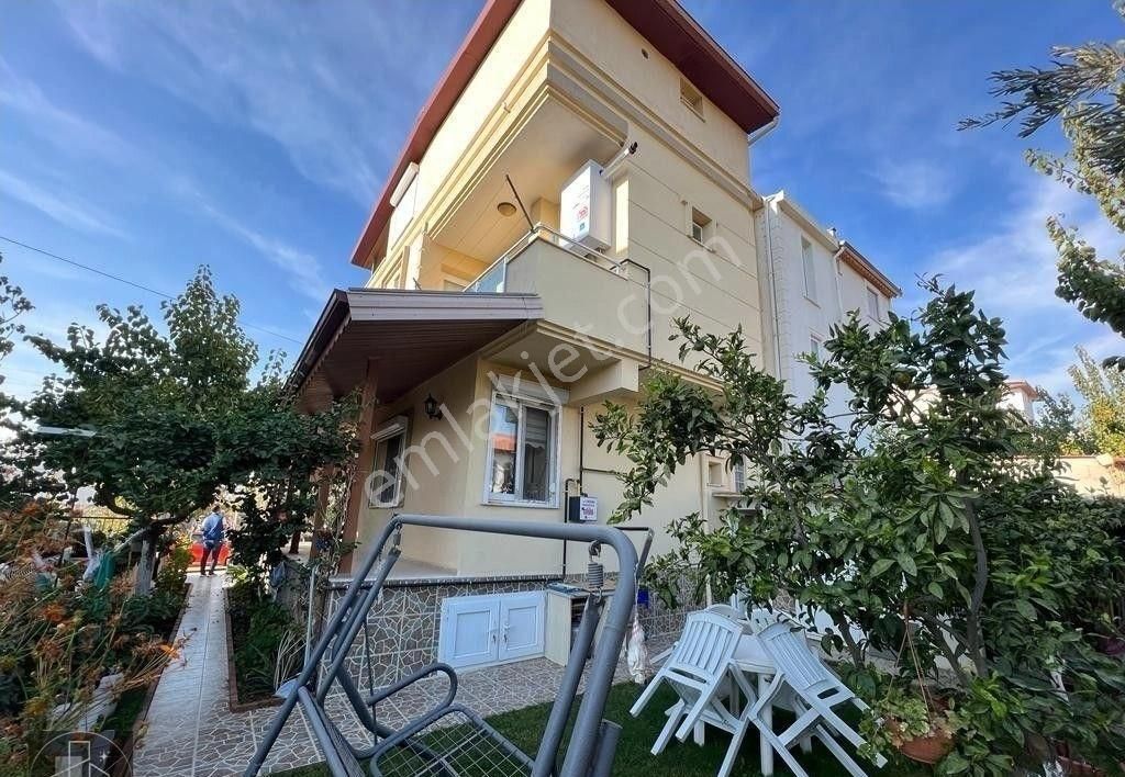 Seferihisar Tepecik Satılık Villa Satılık 4+1 Triplex Daire – Akarca Mahallesi