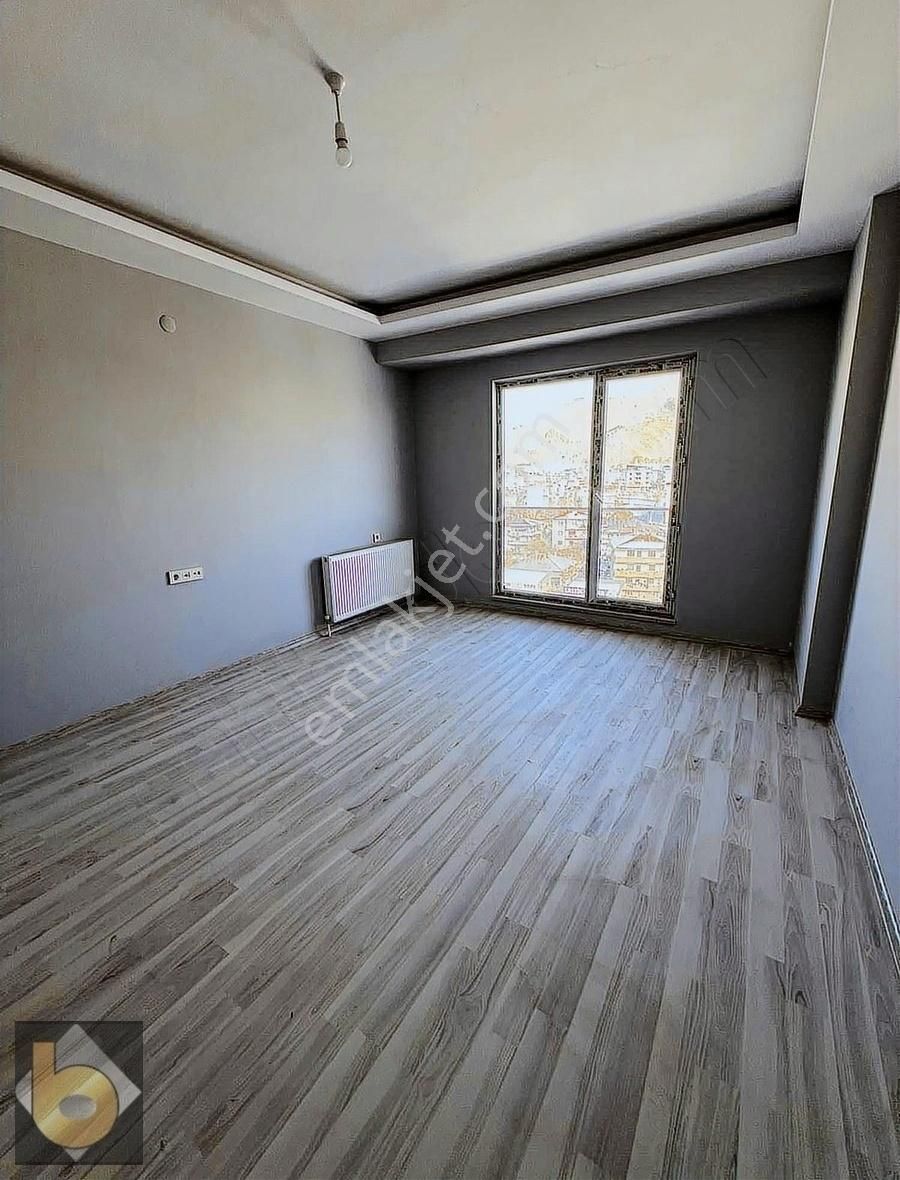 İpekyolu Vali Mithat Bey Kiralık Daire Baran Emlak'tan Polis Evi Civarı 2+1 Daire Kiralık'tır.