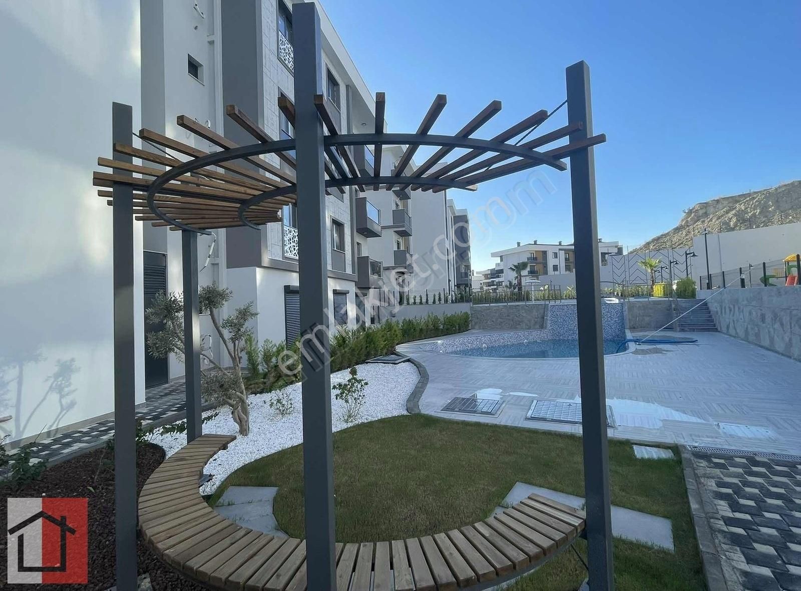 Kuşadası İkiçeşmelik Satılık Daire Kuşadası İkiçeşmelikte Bahçeli Havuzlu Sitede Loft Daire