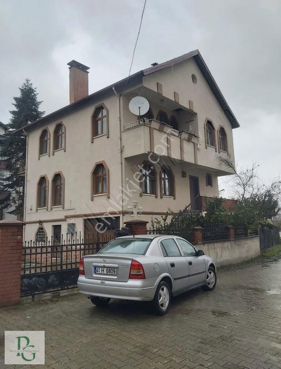 Gölcük Çiftlik Kiralık Müstakil Ev Komple Kiralık 3katlı 250m2 Li Bahçesi İle